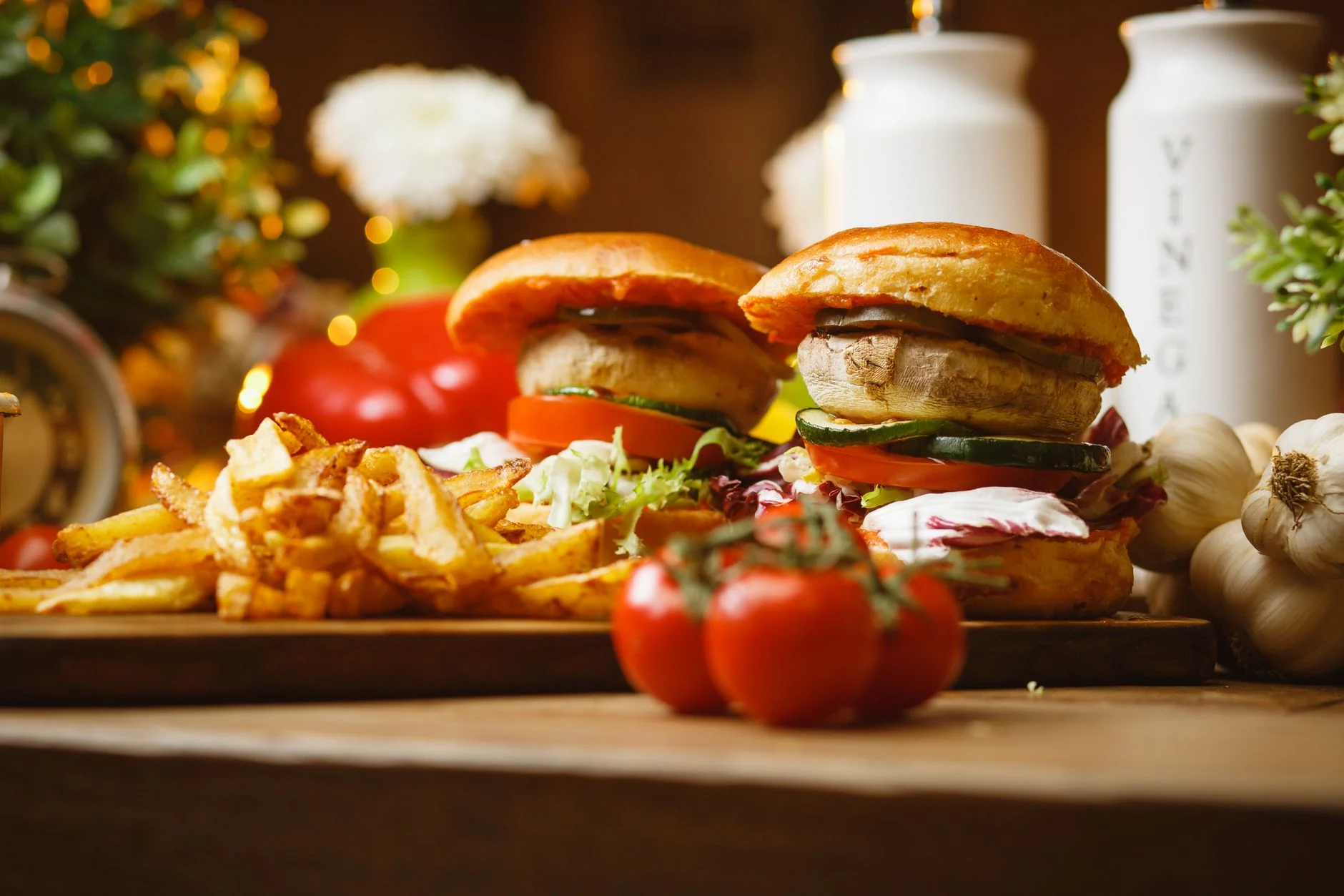LA 78byg: pan brioche, carne de vacuno, cheddar fundido, lechuga, tomate y salsa de la…